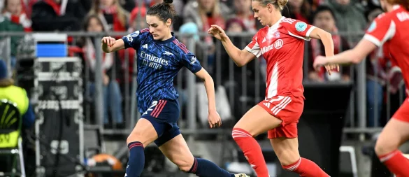 Bayerns Klara Bühl (rechts) im Zweikampf mit Emily Fox von Arsenal. - © Jens Niering/dpa