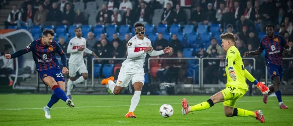 Die frühe Führung für Basel: Albian Ajeti (l.) trifft durch die Beine von Alexander Nübel. - © Andreas Becker/KEYSTONE/dpa