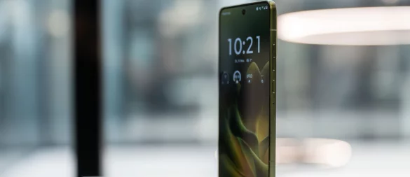 Setzt Akzente: Das 5,9 Millimeter flache Motorola Edge 70. - © Nico Tapia/dpa-tmn