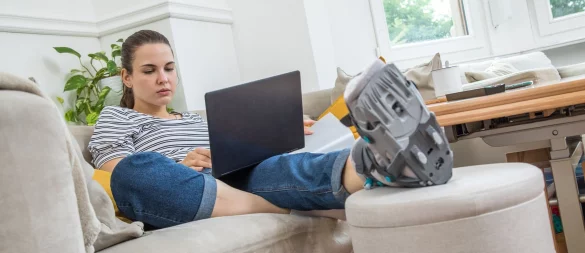 Lohnfortzahlung, Krankengeld oder Verletztengeld: Wie sind Betroffene nach einem Arbeits- oder Wegeunfall finanziell abgesichert? - © Christin Klose/dpa-tmn