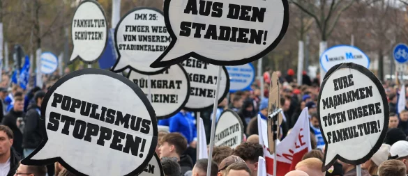 Fans vieler Vereine kamen zu dem Protestmarsch. - © Jan Woitas/dpa