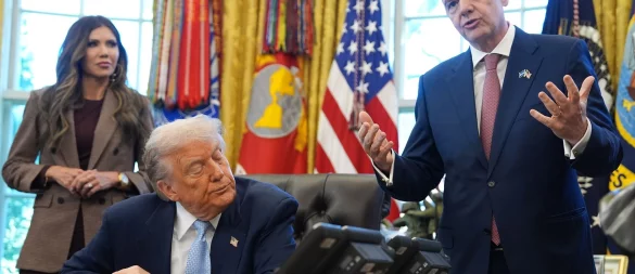 US-Präsident Donald Trump (M) droht mit Spielverlegungen, FIFA-Präsident Gianni Infantino gibt sich zurückhaltend. - © Evan Vucci/AP/dpa