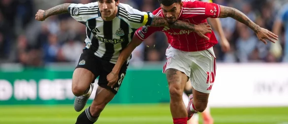 Sandro Tonali (links) setzte sich mit Newcastle gegen Nottingham durch. - © Owen Humphreys/PA Wire/dpa