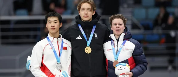 Der 18-jährige Eisschnellläufer Finn Sonnekalb (Mitte), hier bei den Olympischen Jugend-Winterspielen, sorgt weiter für Furore. (Archivbild) - © Xu Yanan/XinHua/dpa
