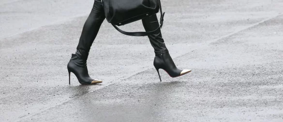 Auf regennasser Straße wird der Gang auf High Heels schnell zur Herausforderung – mit dem richtigen Training bleibt man dennoch standfest. - © Wolfgang Kumm/dpa/dpa-tmn