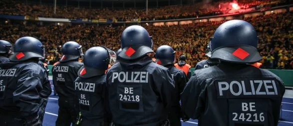 Die Polizei wird am Samstag nicht nur im Olympiastadion gefordert sein. (Archivbild) - © Andreas Gora/dpa