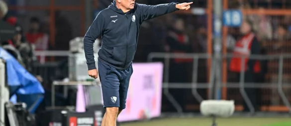 Trotz niedriger Temperaturen mit kurzer Hose: Bochum-Coach Rösler - © Ulrich Hufnagel/dpa
