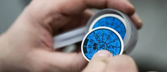 Unter anderem die Farbe der Prüfplakette gibt an, wann die nächste HU fällig ist: Nach Orange für 2025 folgen Blau, Gelb, Braun, Rosa und Grün. - © Marijan Murat/dpa/dpa-tmn