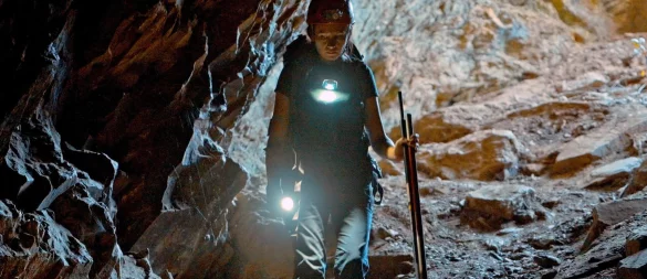 Fledermausforscherin Georgiana Marginean steigt in die geheimnisvollen Tiefen einer Höhle der Karpaten hinab. - © Mineworks Film/Arte/dpa
