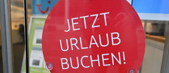 Rund um Weihnachten und den Jahreswechsel werben die Veranstalter besonders intensiv mit ihren Frühbucherangeboten für die Sommersaison. - © Peter Kneffel/dpa/dpa-tmn