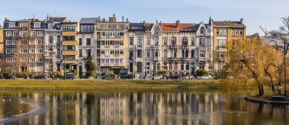 Das Flagey-Viertel in Brüssel lockt mit Cafés, Imbissen - und am Wochenende mit seinem lebendigen Markt. - © Jean-Paul Remy/visit.brussels/dpa-tmn