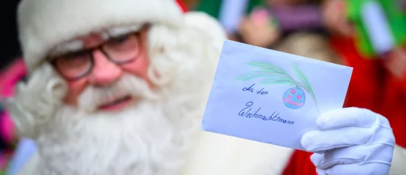 Wenn dem Kind Zweifel kommen, ob es den Weihnachtsmann wirklich gibt, können Eltern mit Nachfragen den Moment zur «Enthüllung» nutzen. - © Patrick Pleul/dpa/dpa-tmn