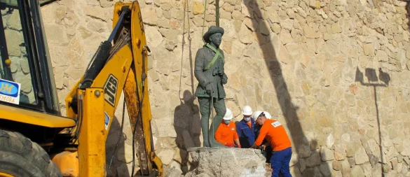 Eine Statue des verstorbenen spanischen Diktators Franco wird vor einer Mauer der Festung Melilla La Vieja mit einem Kran entfernt. - © Óscar Giménez Barrios/EUROPA PRESS/dpa