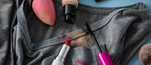 Make-up-Flecken lassen sich oft vollständig entfernen: Mit dem richtigen Vorgehen bleibt das Lieblingsshirt fleckenfrei. - © Christin Klose/dpa-tmn