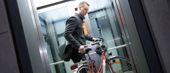Der Aufzug als Stolperfalle? Das passiert, wenn zwischen Kabinen- und Etagenboden beim Halt kleine Stufen von einigen Zentimetern auftreten. - © Christin Klose/dpa-tmn