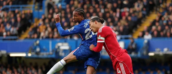 Chelseas Joao Pedro (l) gegen Liverpools Virgil van Dijk. - © Ian Walton/AP/dpa