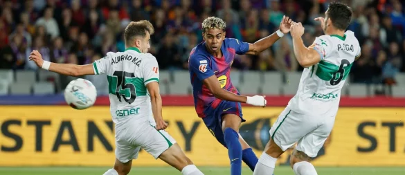 Barcelonas Lamine Yamal (M) erzielte den ersten Treffer der Partie. - © Joan Monfort/AP/dpa