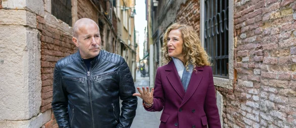 Unterwegs in den kalten Gassen der Lagunenstadt. - © Luca Baggio/Arte/dpa