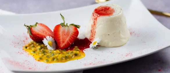 Sieht aus wie gemalt: Zur Panna Cotta serviert Annelie Ulrich Erdbeeren und das Fruchtfleisch einer Maracuja. - © Annelie Ulrich/dpa-tmn