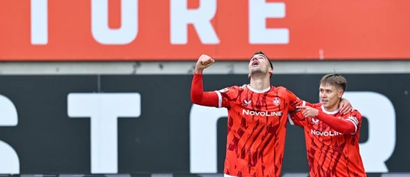 Naatan Skyttä (r.) darf sich über drei Tore in der ersten Halbzeit freuen - © Uwe Anspach/dpa