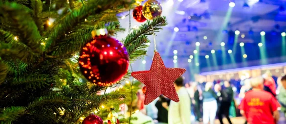 Kreative Spiele bringen frischen Wind in die Weihnachtsfeier, fördern Wertschätzung und stärken das Teamgefühl. - © Christoph Soeder/dpa/dpa-tmn