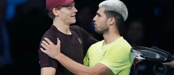 Rivalen auf dem Platz, Freunde im Leben: Jannik Sinner (l) und Carlos Alcaraz. - © Antonio Calanni/AP/dpa