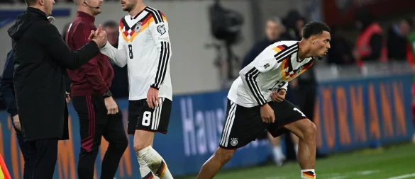 Bundestrainer Nagelsmann (l) wechselte Leon Goretzka (8) zur Sicherheit aus. - © Federico Gambarini/dpa