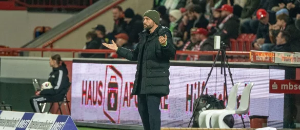 Union Berlins Trainer Stephan Lerch muss lange auf seine Spielerin Korina Janez verzichten. (Archivbild) - © Matthias Koch/dpa
