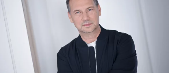 Sebastian Fitzek ist bekannt für seine spannungsgeladenen Psychothriller (Archivbild). - © Britta Pedersen/dpa
