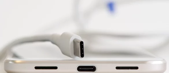Falsch herum war einmal: Dass USB-C beidseitig gesteckt werden kann, ist eine große Stärke des Standards. - © Andrea Warnecke/dpa-tmn
