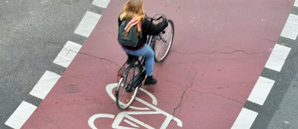 Unterwegs auf dem Fahrradschutzstreifen: Autofahrer müssen bestimmte Regeln beim Überfahren dieses Streifens beachten - Radler haben aber auch Pflichten. - © Janne Kieselbach/dpa/dpa-tmn