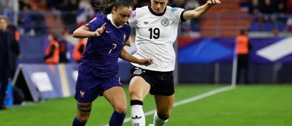 Setzte sich am Ende entscheidend durch: Linksaußen Klara Bühl (r.) trifft auch im Rückspiel - © Jeremias Gonzalez/AP/dpa
