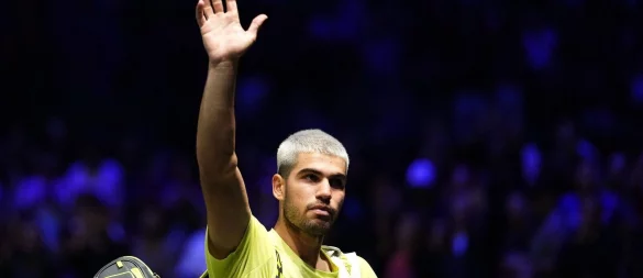 Carlos Alcaraz verabschiedet sich schon nach der zweiten Runde aus Paris. - © Dimitar Dilkoff/AFP/dpa