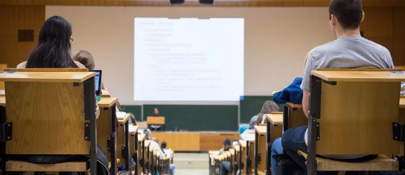 Das Aufstiegsstipendium unterstützt Berufserfahrene beim Studium und eröffnet so neue Karrierewege. - © Sebastian Gollnow/dpa/dpa-tmn