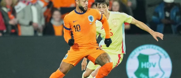 Pech für Memphis Depay. Ohne Pass geht es für ihn nicht in die Heimat. - © Peter Dejong/AP/dpa