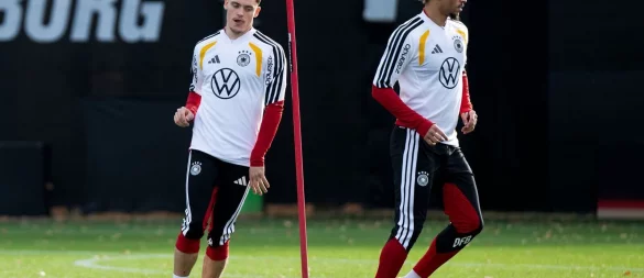 Leroy Sané (r) steht im Fokus. - © David Inderlied/dpa