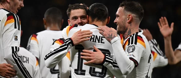 Jubel im deutschen Team: Ein Sieg über die Slowakei macht die WM-Qualifikation perfekt. - © Robert Michael/dpa