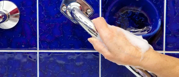 Fester Halt im Bad: Haltegriffe an Dusche oder Badewanne geben Sicherheit und können helfen, gefährliche Stürze zu vermeiden. - © Kai Remmers/dpa-tmn