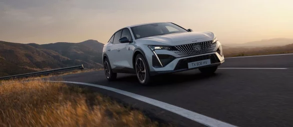 Komplett unter Strom: Mit dem E-408 bietet Peugeot neben seinen Hybrid-Modellen nun auch eine vollelektrische Variante des Fünftürers an. - © Cédric Viollet/Continental Productions/Peugeot/dpa-tmn