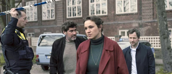 Ein neuer Fall für Kommissarin Katharina Tempel. Gemeinsam mit ihrem Chef Georg König (2.v.l.) und ihrem Mann Volker ist sie auf dem Weg zum Tatort. - © Georges Pauly/ZDF/Arte/dpa