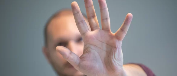 Schwerwiegende Pflichtverletzung: Handgreiflichkeiten am Arbeitsplatz können zur fristlosen Kündigung führen, wie ein Urteil des Landesarbeitsgerichts Niedersachsen zeigt. - © Andrea Warnecke/dpa-tmn