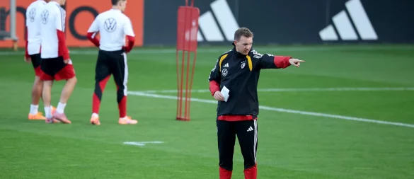 Julian Nagelsmann gibt Anweisungen im Training. - © Christian Charisius/dpa