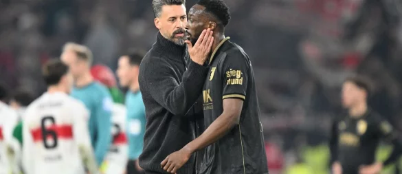 Wieder nichts: Augsburgs Trainer Wagner versucht den Verteidiger Matsima zu trösten. - © Bernd Weißbrod/dpa