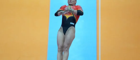 Auf dem Weg zur Final-Qualifikation: Karina Schönmaier beim Sprung. - © Tatan Syuflana/AP/dpa