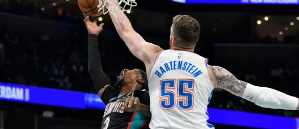 Hartenstein (rechts) und OKC sind in der NBA das Maß der Dinge. - © Brandon Dill/AP/dpa