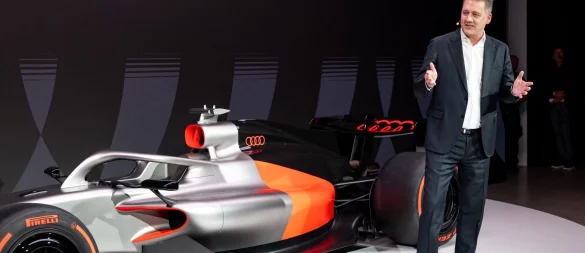 Audi-Boss Gernot Döllner vor seinem neuen Schmuckstück. - © Daniel Karmann/dpa