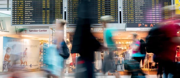 Flug verpasst: Wer bei der Anreise zum Flughafen kein ausreichendes Sicherheitspolster einrechnet, muss damit rechnen, dass auch eine abgeschlossene Reiserücktrittsversicherung die entstandenen Mehrkosten nicht trägt. - © Christoph Soeder/dpa/dpa-tmn