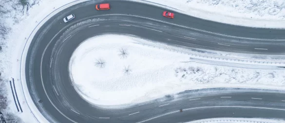 Gerät das Auto bei Glätte in einer Kurve ins Schlingern, hilft es manchmal mehrmals kurz und kräftig zu bremsen. - © Sebastian Kahnert/dpa/dpa-tmn