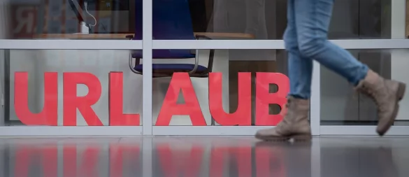 Den Resturlaub einfach ins nächste Jahr mitnehmen ist bei Arbeitgebern nicht gerne gesehen. Doch wann verfällt der Urlaubsanspruch eigentlich? - © Sebastian Kahnert/dpa/dpa-tmn