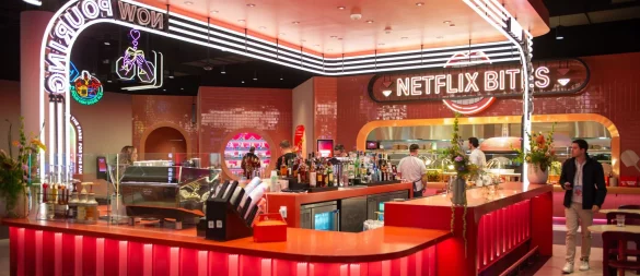 Zum Netflix House gehört auch ein Restaurant, dessen Gerichte mit Serien des Dienstes verbunden sein sollen. - © Andrej Sokolow/dpa